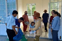 Cấp phát gạo hỗ trợ dịp giáp hạt năm 2024 cho đồng bào nghèo ở huyện Thuận Nam. (Ảnh: TTXVN phát)