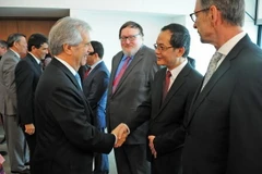 Tổng thống Tabare Vazquez bắt tay Đại sứ Nguyễn Đình Thao. (Ảnh: Diệu Hương/Vietnam+)