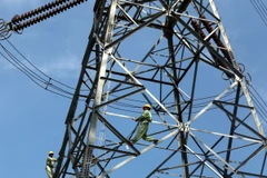 Xà lan va chạm đứt đường dây 220kV, hàng trăm hộ dân mất điện