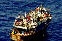 LHQ cân nhắc giải pháp phá hủy tàu thuyền dùng chở người nhập cư