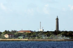 Ngọn hải đăng trên đảo Song Tử Tây nhìn từ biển vào. (Ảnh: Trọng Đức/TTXVN)