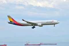 Thêm một khách Trung Quốc mở cửa khi máy bay đang di chuyển