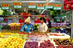 Người dân mua sắm tại siêu thị ở thành phố Thương Châu, thủ phủ tỉnh Hà Bắc ngày 9/12. (Nguồn: THX/TTXVN)