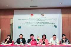 Buổi đối thoại giữa đoàn liên ngành với các đại sứ quán, tổ chức quốc tế và NGO tại Mozambique được tổ chức tại Cao ủy Canada tại Maputo. (Ảnh do Đại sứ quán Việt Nam tại Mozambique cung cấp)