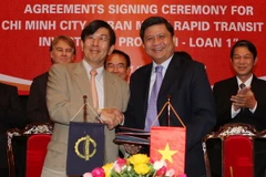 Đại diện ngân hàng Nhà nước Việt Nam và đại diện ADB tại Lễ ký kết các Hiệp định cho khoản vay 1 trị giá 450 triệu USD cho dự án xây dựng tuyến tàu điện ngầm số 2 tại Thành phố Hồ Chí Minh. (Ảnh: Trần Việt/TTXVN)