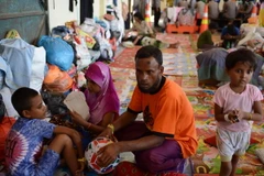 Người di cư Rohingya từ Myanmar tại cảng Langsa ở Aceh ngày 18/5 khi được đưa vào bờ sau nhiều ngày lênh đênh trên biển. (Nguồn: AFP/TTXVN)