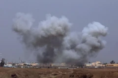 Khói bốc lên trong một cuộc giao tranh ở ngoại ô phía nam Tikrit của Iraq ngày 30/3. (Nguồn: AFP/TTXVN)