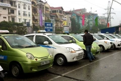 Xăng tăng giá mạnh, taxi tại Hà Nội chuẩn bị tăng giá cước