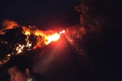 Hiện trường vụ cháy xe bồn chở xăng. (Ảnh: Hồng Điệp/TTXVN)