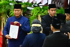 Tân Tổng thống Indonesia Prabowo Subianto (trái) tuyên thệ nhậm chức tại Jakarta. (Ảnh: THX/TTXVN)