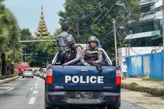 Cảnh sát tuần tra trên đường phố tại Yangon, Myanmar. (Ảnh: Getty Images/TTXVN)