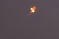Lực lượng Hamas ở Dải Gaza phóng rocket về phía Israel. (Ảnh: AFP/TTXVN)