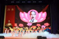 Chương trình biểu diễn nghệ thuật chào mừng buổi lễ. (Ảnh: Phạm Kiên/TTXVN)