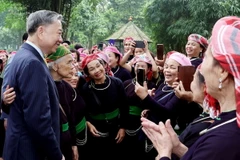 Chủ tịch nước Tô Lâm gặp gỡ nhân dân tại Khu di tích Chủ tịch Hồ Chí Minh trong Phủ Chủ tịch. (Ảnh: Thống Nhất/TTXVN)