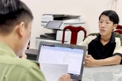 Đối tượng Dương Thành Đông khai nhận tại Cơ quan An ninh Điều tra. (Ảnh: TTXVN phát)