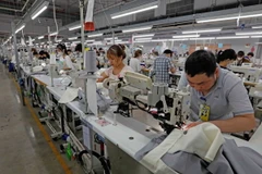 Một dây chuyền may hàng xuất khẩu. (Ảnh: Trần Việt/TTXVN)