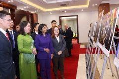 Phó Chủ tịch nước Võ Thị Ánh Xuân và Phó Tổng thống thường trực Venezuela Delcy Rodríguez Gómez tham quan trưng bày một số hình ảnh tiêu biểu về quan hệ Việt Nam-Venezuela, do Thông tấn xã Việt Nam thực hiện. (Ảnh: Văn Điệp/TTXVN)