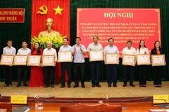 Tặng Bằng khen của Chủ tịch Ủy ban Nhân dân tỉnh Ninh Thuận cho các cá nhân. (Ảnh: Công Thử/TTXVN)