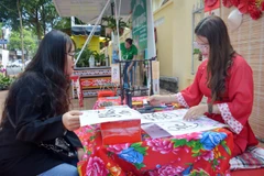 Gian hàng thư pháp tại Chợ phiên @ Buôn Ma Thuột. (Ảnh: Hoài Thu/TTXVN)