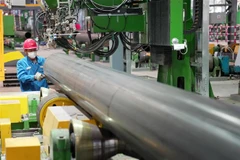 Công nhân làm việc trên dây chuyền sản xuất ống thép ở thị trấn Tần Hoàng Đảo, tỉnh Hà Bắc (Trung Quốc) ngày 5/11/2023. (Ảnh: THX/TTXVN)