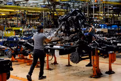 Công nhân làm việc tại nhà máy của hãng sản xuất ôtô Ford tại Dearborn, Michigan (Mỹ). (Ảnh: AFP/TTXVN)