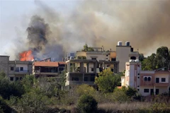 Khói bốc lên tại Aita al-Shaab (Liban) sau vụ tấn công của Israel, ngày 26/10/2023. (Ảnh: THX/TTXVN)