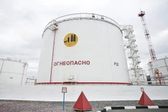 Bể chứa dầu tại cơ sở lọc dầu Antipinsky của Nga. (Ảnh: TASS/TTXVN)