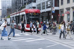 Người dân trên đường phố tại Toronto, Ontario (Canada), ngày 16/6/2023. (Ảnh: THX/TTXVN)