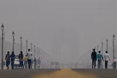 Khói mù ô nhiễm bao phủ dày đặc tại New Delhi (Ấn Độ), ngày 3/11/2023. (Ảnh: AFP/TTXVN)