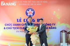 Ông Lê Văn Hiểu (trái) làm Chủ tịch Hội đồng Quản trị Công ty Cổ phần Thể thao SHB Đà Nẵng, Chủ tịch Câu lạc bộ Bóng đá SHB Đà Nẵng. (Nguồn: Đà Nẵng Online)