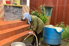 Để đảm bảo nước sạch cho người dân sinh hoạt, Công ty Nhôm Lâm Đồng đã khoan hai giếng sâu 90-100m, lắp đặt đường ống về tận các nhà dân. (Nguồn: Pháp luật Việt Nam)