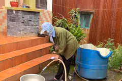 Để đảm bảo nước sạch cho người dân sinh hoạt, Công ty Nhôm Lâm Đồng đã khoan hai giếng sâu 90-100m, lắp đặt đường ống về tận các nhà dân. (Nguồn: Pháp luật Việt Nam)