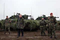 Bộ trưởng Quốc phòng Đức Boris Pistorius (thứ hai, trái) trong chuyến thăm các binh sỹ tại căn cứ huấn luyện ở Altengrabow, gần Moeckern, miền Đông nước Đức, ngày 26/1/2023. (Ảnh: AFP/TTXVN)