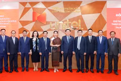Chủ tịch Quốc hội Vương Đình Huệ với lãnh đạo Công ty Star Telecom (Unitel). (Ảnh: Doãn Tấn/TTXVN)
