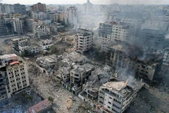 Những tòa nhà bị phá hủy sau các cuộc không kích của Israel xuống thành phố Gaza, ngày 10/10/2023. (Ảnh: AFP/TTXVN)