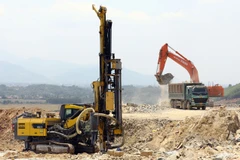 Công trường thi công một dự án thành phần thuộc Dự án Công trình Đường bộ Cao tốc Bắc-Nam phía Đông. (Ảnh: Huy Hùng/TTXVN)