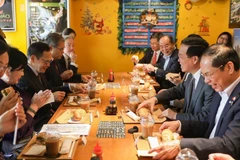 Chủ tịch nước Võ Văn Thưởng và Phu nhân cùng các quan khách Nhật Bản thưởng thức món ăn đặc trưng của Việt Nam. (Nguồn: VOV)