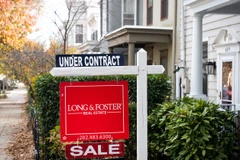 Một ngôi nhà treo biển rao bán tại Washington, D.C. (Mỹ). (Ảnh: AFP/TTXVN)