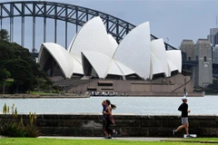 Người dân tập thể dục tại khu vực Cầu cảng Sydney, bang New South Wales (Australia). (Ảnh: AFP/TTXVN)