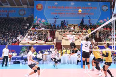 Một pha bóng trong trận Chung kết giữa Đội Bóng chuyền Quân đội Việt Nam và Đội Bóng chuyền Quân đội Thái Lan. (Ảnh: Xuân Khu/TTXVN)