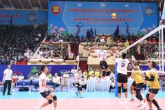 Một pha bóng trong trận Chung kết giữa Đội Bóng chuyền Quân đội Việt Nam và Đội Bóng chuyền Quân đội Thái Lan. (Ảnh: Xuân Khu/TTXVN)