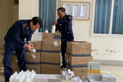 Lực lượng chức năng Quảng Bình kiểm tra số hàng hóa nhập lậu. (Nguồn: Cục Quản lý Thị trường Quảng Bình)