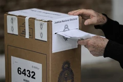 Cử tri bỏ phiếu trong cuộc bầu cử Tổng thống tại điểm bầu cử ở Buenos Aires (Argentina), ngày 22/10/2023. (Ảnh: AFP/TTXVN)