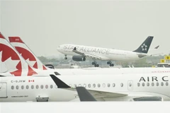 Máy bay của hãng hàng không Air Canada tại sân bay ở Montreal, Quebec (Canada). (Ảnh: AFP/TTXVN)