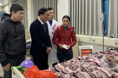 Lãnh đạo Ủy ban Nhân dân thành phố Cẩm Phả (Quảng Ninh) thăm hỏi, động viên công nhân bị thương tại bệnh viện. (Ảnh: TTXVN phát)