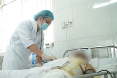 Nạn nhân được các bác sỹ Bệnh viện Chợ Rẫy điều trị tích cực. (Ảnh: TTXVN phát)
