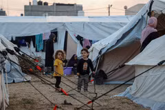 Trẻ em trại tị nạn của UNRWA tại thành phố Khan Younis, Dải Gaza ngày 1/11/2023. (Ảnh: THX/TTXVN)
