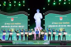 Lãnh đạo Tỉnh ủy Sóc Trăng và lãnh đạo Trung ương Đoàn vinh danh các thanh niên đoạt Giải thưởng Lương Định Của. (Ảnh: Trung Hiếu/TTXVN)