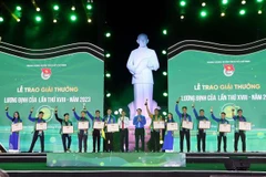 Lãnh đạo Tỉnh ủy Sóc Trăng và lãnh đạo Trung ương Đoàn vinh danh các thanh niên đoạt Giải thưởng Lương Định Của. (Ảnh: Trung Hiếu/TTXVN)