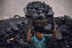 Thu nhặt than đá tại một khu mỏ ở ngoại ô Dhanbad (Ấn Độ), (Ảnh: AFP/TTXVN)